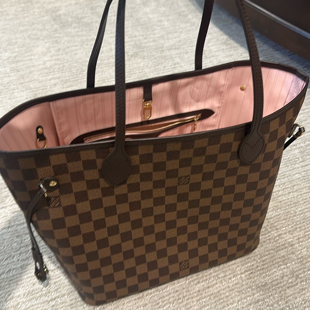 Louie Vuitton MM Ebene Damier Neverfull tote.  Authentic